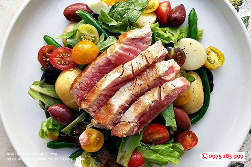 Gợi ý 5 món ngon cho menu tiệc lưu động thêm hoàn hảo Salad cá ngừ rau xanh béo bùi, ăn rất đưa miệng